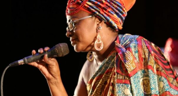 Célia Sampaio lança novo álbum  em show hoje