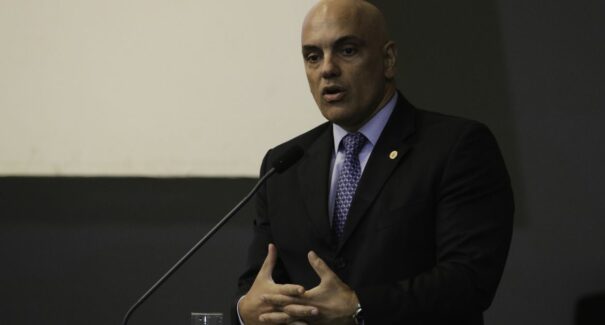 Presidente do TSE defende eleições e cobra leis contra milícia digital