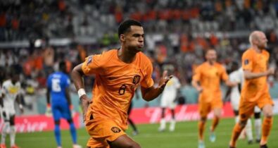 Em partida sofrida, Holanda estreia na Copa vencendo o Senegal por 2 x 0
