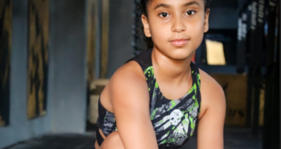 Atleta Julia Silva, de 10 anos, se prepara para a Copa Dragos de Levantamento de Peso