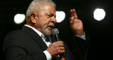 Ibovespa opera em queda e dólar em alta no dia da diplomação de Lula