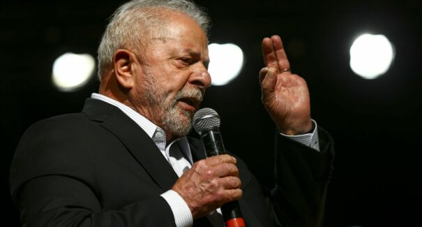 Ibovespa opera em queda e dólar em alta no dia da diplomação de Lula