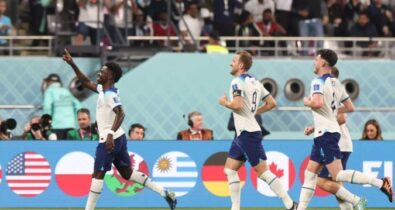 Inglaterra ganha do Irã na estreia da Copa do Mundo