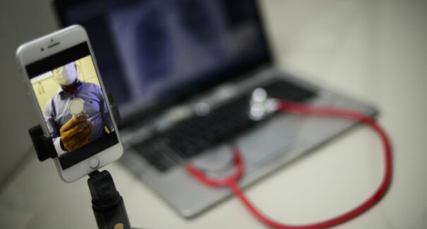 Telemedicina foi usada por um terço dos médicos de SP e MA na pandemia