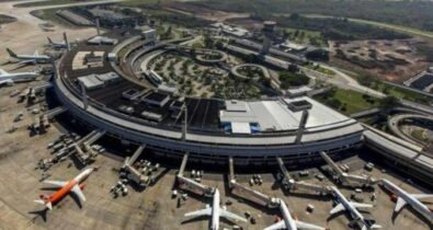 Greve de pilotos e comissários provoca atrasos e cancelamentos em aeroportos