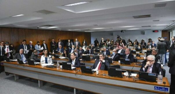 Aprovada a PEC da Transição com redução de R$ 30 bi do valor extrateto