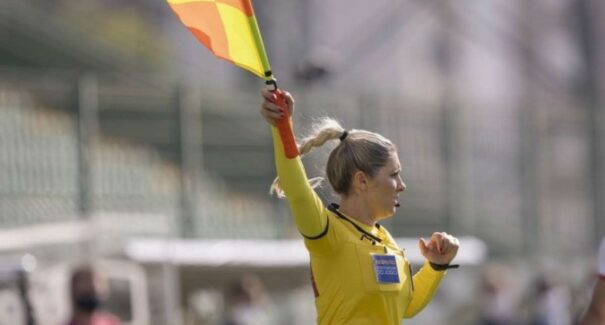 Conheça a árbitra brasileira que fará parte do 1º trio feminino na Copa do Mundo