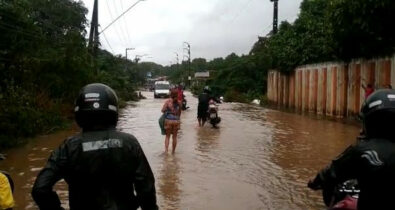 Rio São João transborda e causa engarrafamento na Estrada de Ribamar