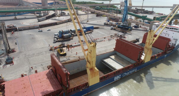 Primeira carga de trilhos de nova ferrovia chega no Porto do Itaqui