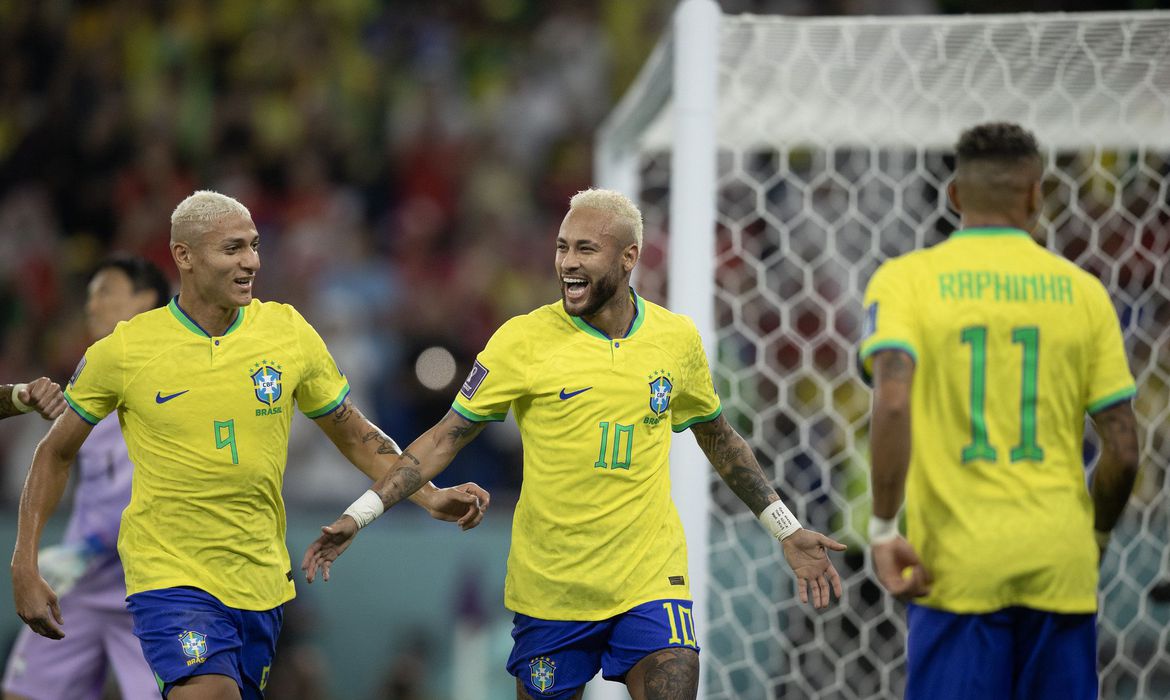 Saiba por que Neymar passou pomada na camisa em jogo do Brasil na