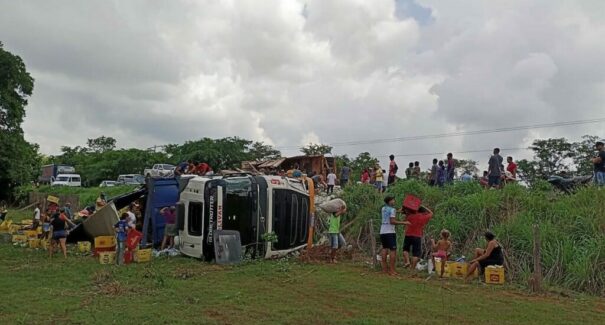 Carretas colidem e causam interdição dos dois sentidos da BR-226 nesta segunda-feira (19)