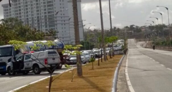 Populares retomam manifestação na Via Expressa pedindo melhorias