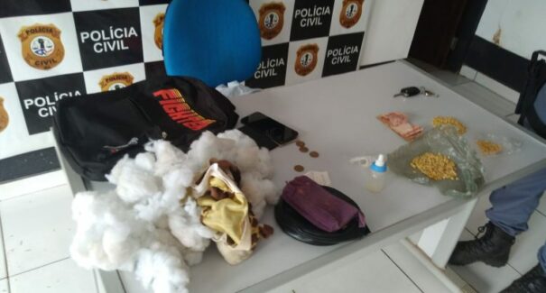 Mulher é presa com mais de 800 pedras de crack em urso de pelúcia