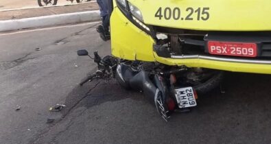 Na véspera de natal, acidente entre ônibus e motocicleta causa morte na Beira-Mar