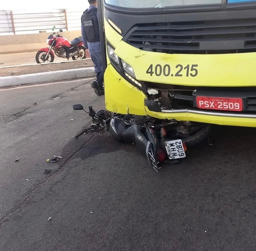 Na véspera de natal, acidente entre ônibus e motocicleta causa morte na  Beira-Mar | O Imparcial