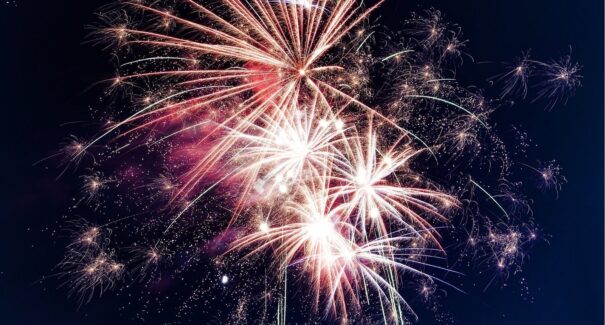 Veja como evitar acidentes com fogos de artifícios próximo da rede elétrica