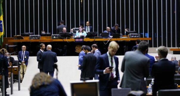 Aprovada PEC que viabiliza pagamento do piso salarial da enfermagem