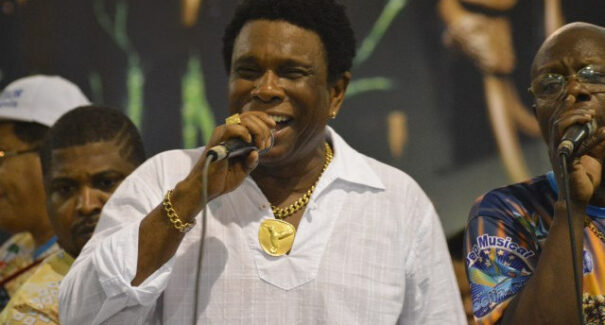 Neguinho da Beija-Flor e vários artistas locais se apresentam no Natal Solidário das Mercês
