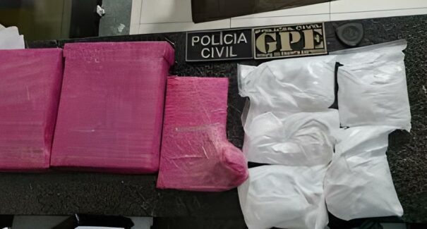 Suspeita é presa com 20 kg de drogas escondidas dentro de ônibus