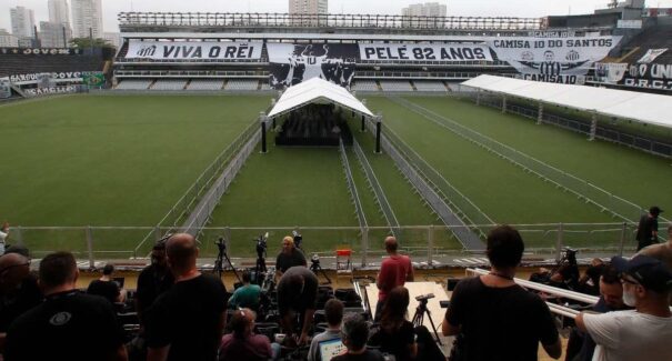 Velório de Pelé começa no estádio da Vila Belmiro