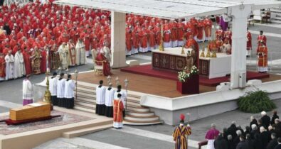 Papa Francisco preside funeral de Bento XVI diante de milhares de fiéis