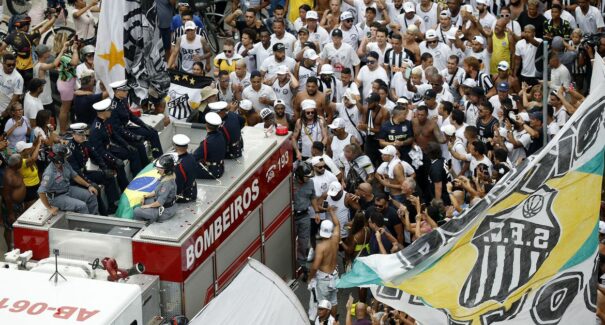 Corpo de Pelé sai em cortejo por ruas de Santos, após fim do velório