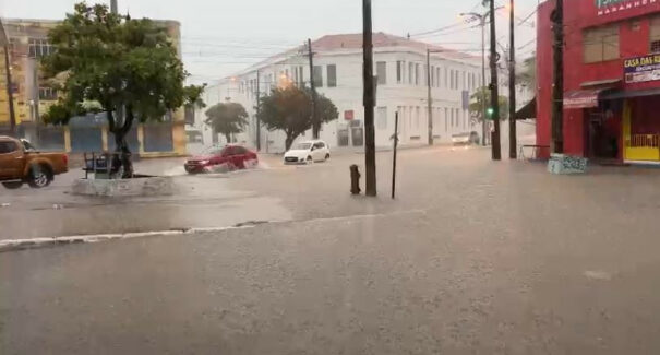 Amanhece com forte chuva em São Luís e Inmet emite alerta laranja
