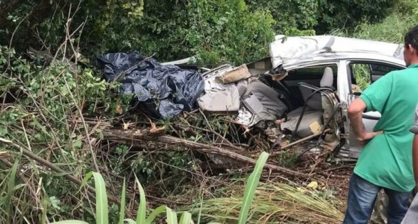 Colisão entre carro e carreta deixa duas pessoas mortas na BR-230