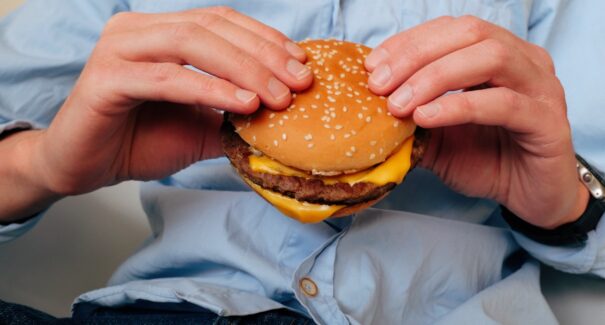 Conheça os cinco sinais identificados na compulsão alimentar