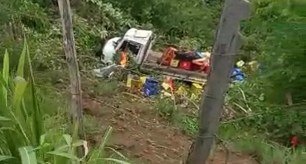 Vídeo: caminhão com carga de cerveja capota e cai em ribanceira na BR-316