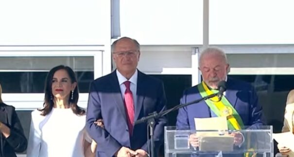 Em discurso no Parlatório, Lula pede união e defesa na redução da desigualdade