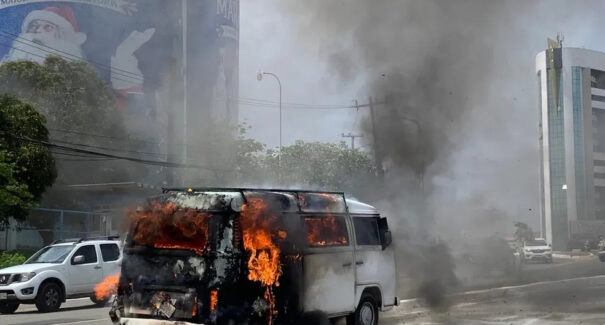 Kombi pega fogo e fica totalmente destruída na avenida dos Holandeses