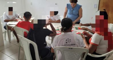 Mulheres em processo de reintegração social participam de curso de costura