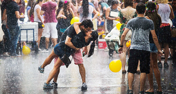 Confira dicas para que os dias de chuva não abalem o Carnaval
