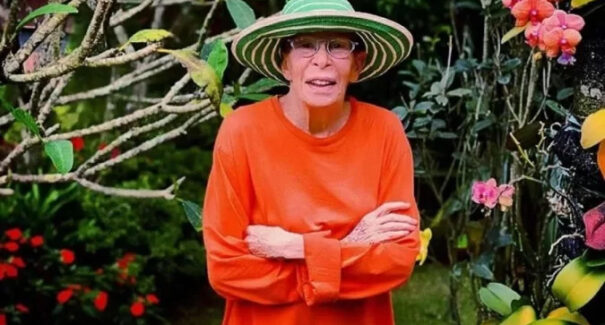 Rita Lee recebe alta de hospital e se recupera em casa