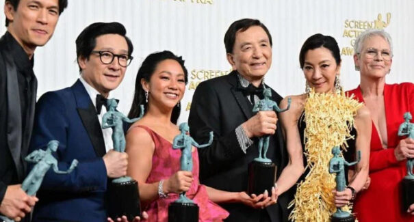 ‘Tudo em todo lugar ao mesmo tempo’ é premiado melhor filme do SAG Awards