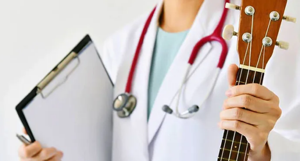 Pacientes do Creaispi recebem tratamento complementar com musicoterapia