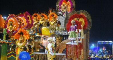 Favela antecipa produção de alas para o carnaval e faz homenagem a Renato Dionísio