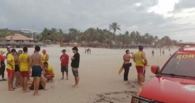 Guarda-vidas resgatam duas jovens na praia do Calhau