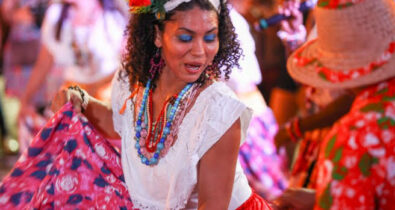 Casarão Laborarte realiza ação cultural carnavalesco em comunidades da capital