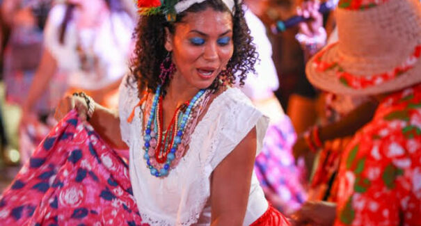 Casarão Laborarte realiza ação cultural carnavalesco em comunidades da capital