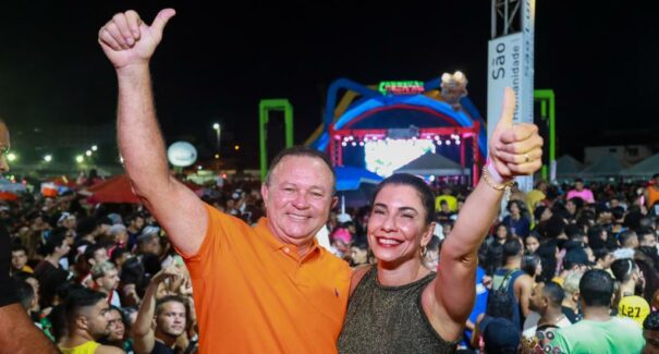 Carlos Brandão curte o Carnaval no circuito Beira-Mar e Passarela do Samba