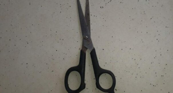 Dois suspeitos são presos por matarem homem a golpes de tesoura, em Buriti