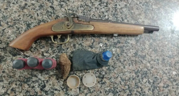 Suspeito é preso por porte ilegal de arma de fogo e crime de tortura