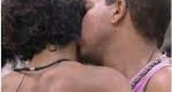 Assédio? Bruno persiste em beijar Gabriel em festa e causa burburinhos na web
