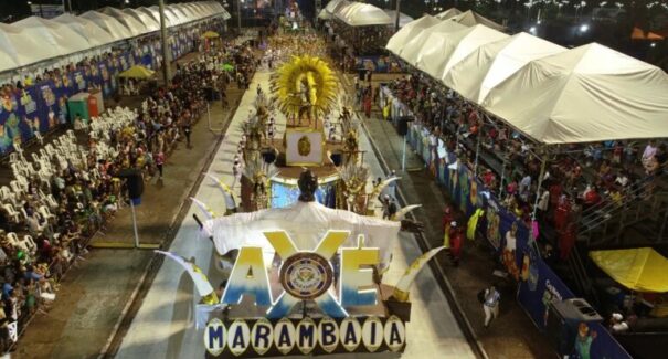 População lota arquibancadas da Passarela do Samba em São Luís