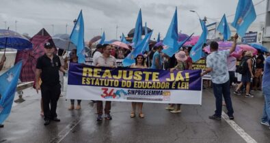 Professores realizam protesto reivindicando reajuste salarial
