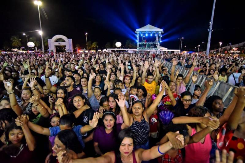 Cantor gospel é retirado pela polícia durante evento religioso em