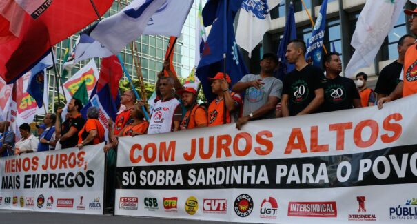 Redução da taxa de juros causa protestos por todo o país