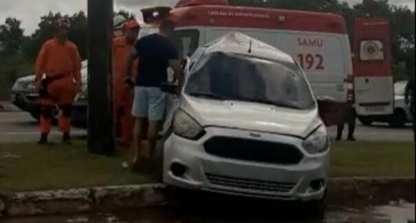 Motorista invade canteiro na Via Expressa e deixa duas pessoas feridas